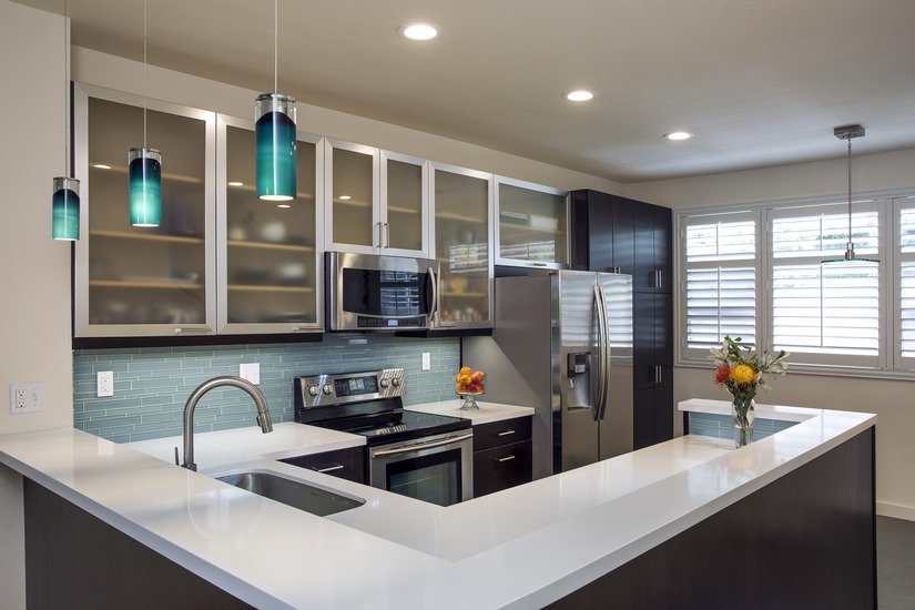 Using contrasting colors between the dark cherry wood cabinets and the white quartz countertop helped to create the modern look.