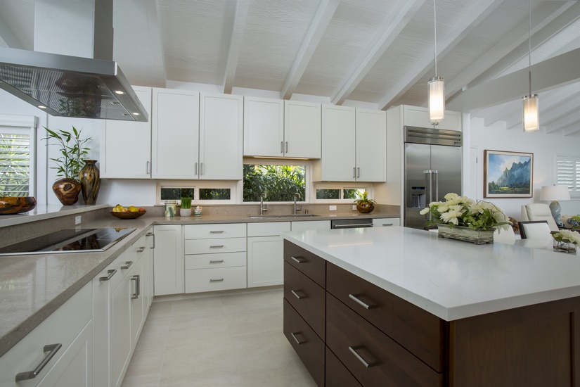 Two-tone quartz countertops complemented two-tone cabinetry to add vibrancy and color.